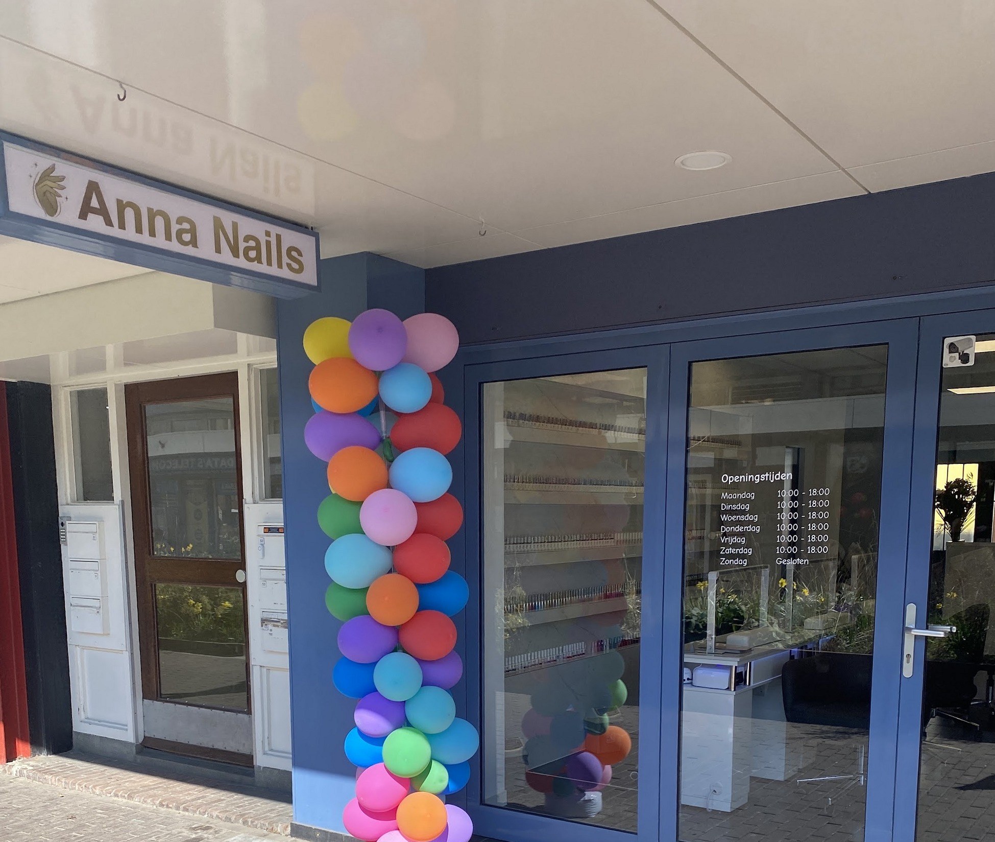 De winkel van Anna Nails met het naambord boven de ingang en een ballonnenpilaar