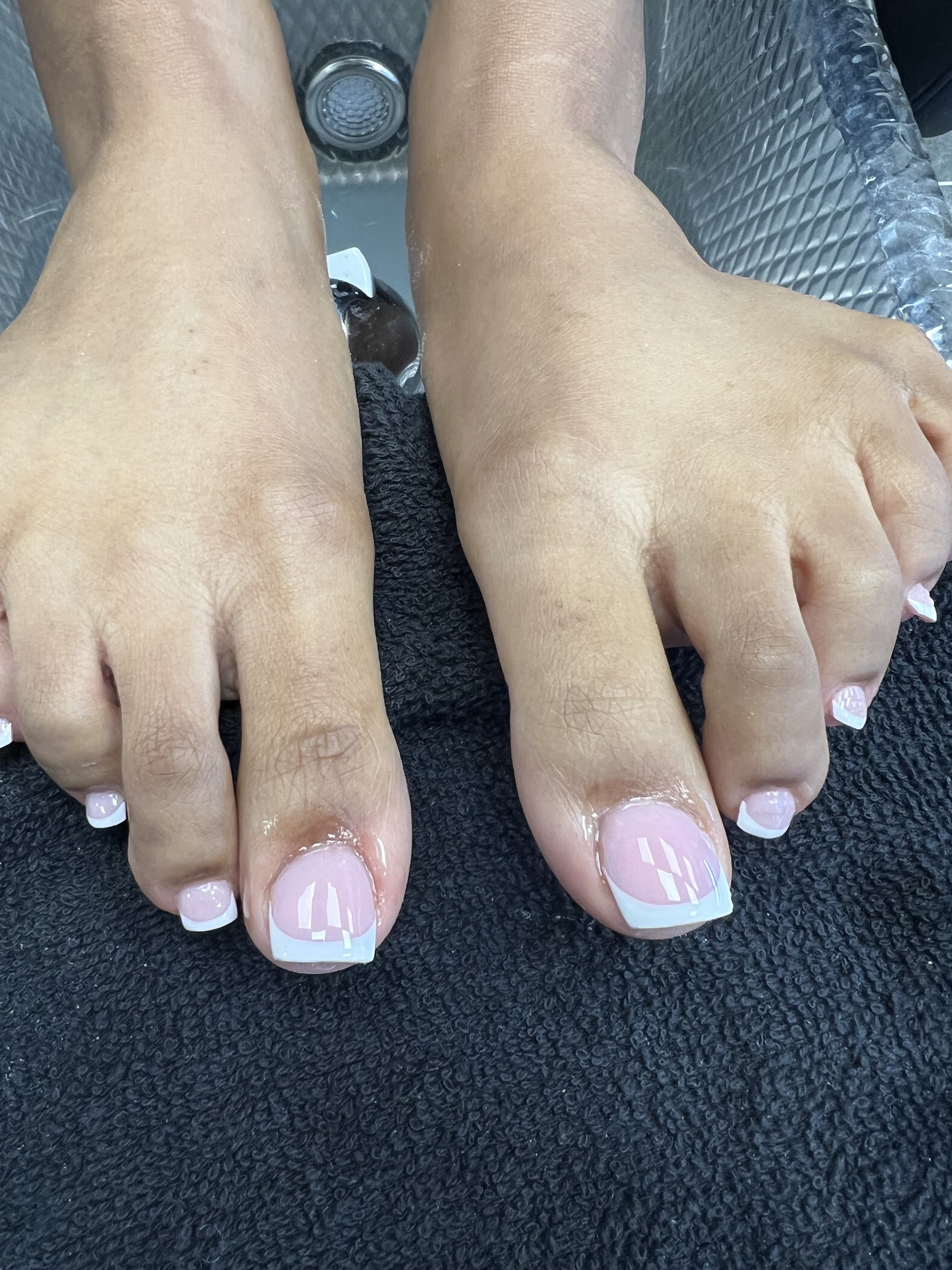 Voeten na de pedicure, teennagels met witte french